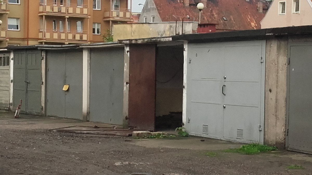 Wyważyli drzwi do garażu, w środku odkryli ciało mężczyzny