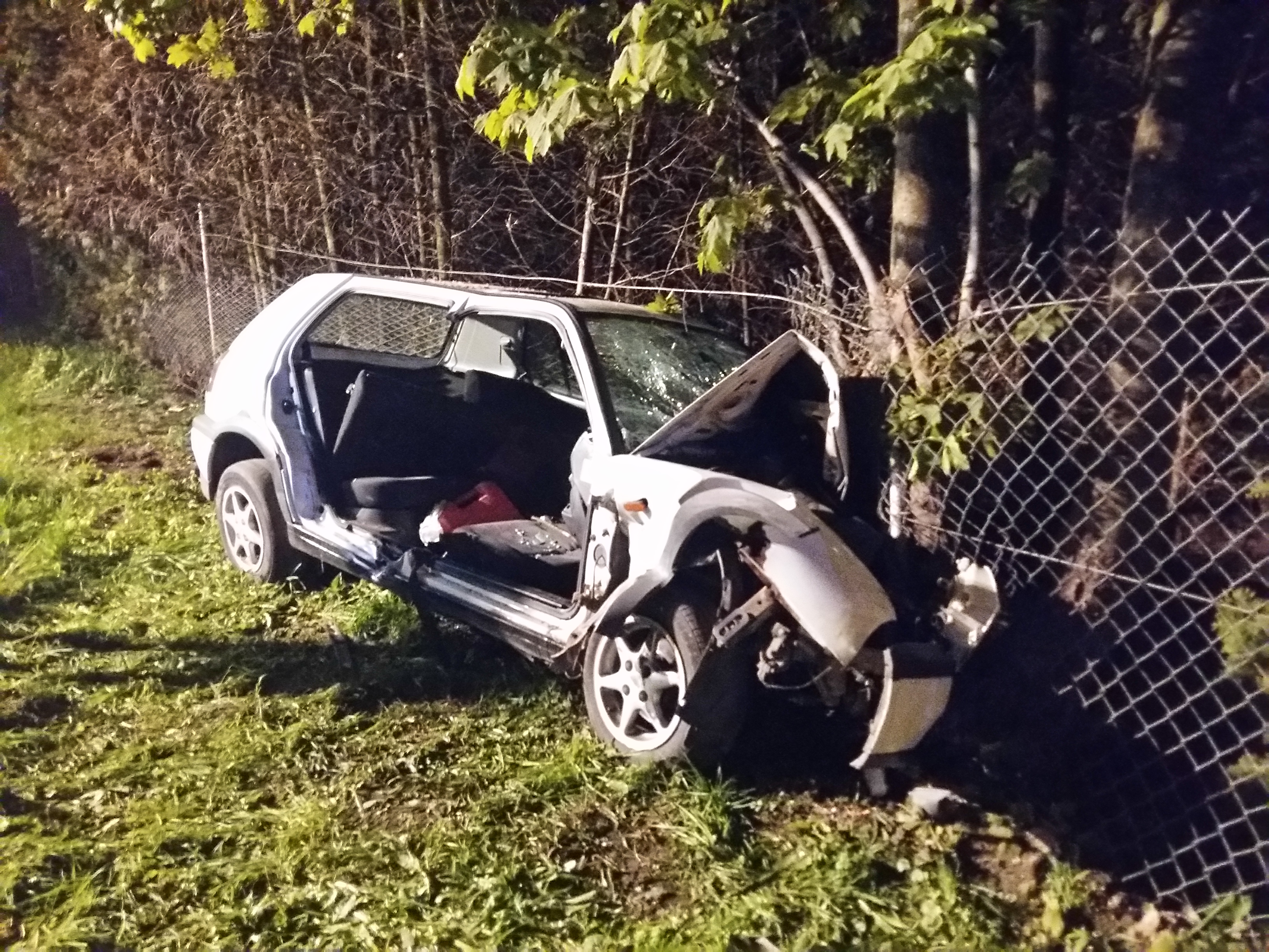 24-latek rozbił samochód na drzewie. Sąd wcześniej zabrał mu prawo jazdy