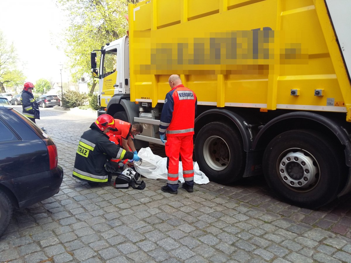 Wypadek na ulicy Mostowej. Kobieta zginęła pod kołami śmieciarki