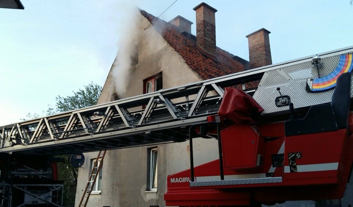 Pożar na Kamiennej. Kobieta trafiła do szpitala [zdjęcia]