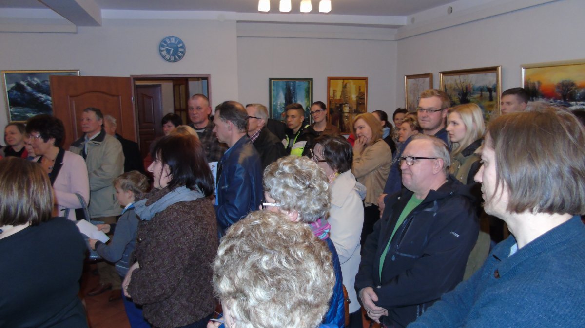 Po świeckiej stronie księdza. Tłumy na otwarciu wystawy w Młynarach