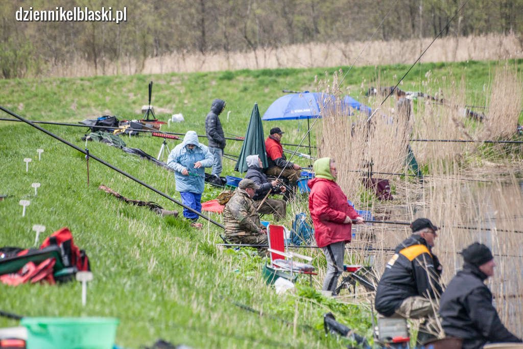 Wędkarze na Kanale Elbląskim. Pogoda ich nie rozpieszczała, ryby też nie brały... [zdjęcia]