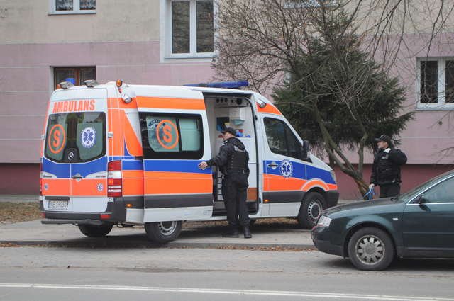 Staruszka zasłabła na ulicy... Ludzie przechodzili i nie reagowali 