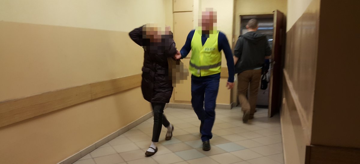 Sceny jak z horroru... Obudził się w fotelu, sąsiadka biła go tłuczkiem do mięsa