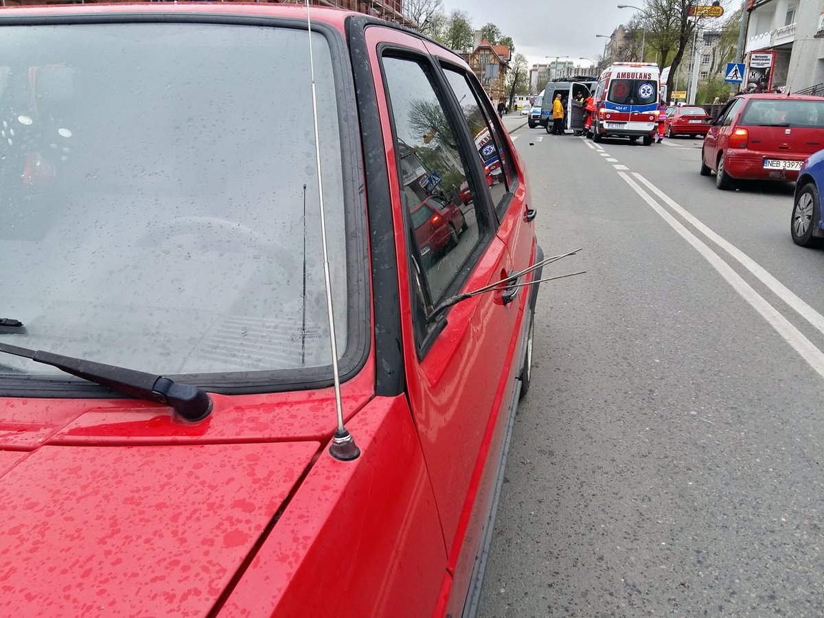 Potrącenie na przejściu przy Żeromskiego. Mężczyzna trafił do szpitala [zdjęcia]