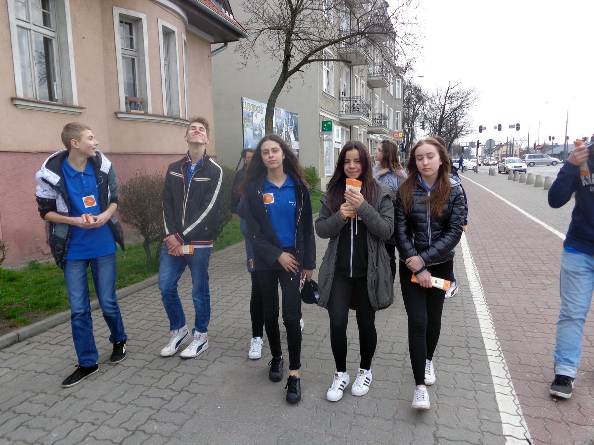 Gimnazjaliści z czwórki czytają w podróży