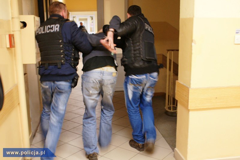 Zniszczyli samochód i pobili mężczyznę na stacji paliw. Zatrzymani trzej podejrzani