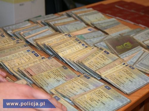 Zatrzymali pawie 800 dowodów rejestracyjnych. 