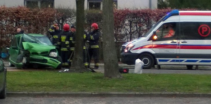 Poważny wypadek na Kościuszki. 39-latka zasłabła i uderzyła w drzewo