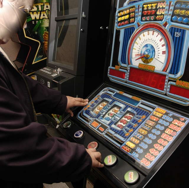 Przegrał pieniądze na automatach, wpadł w furię i zniszczył kamery