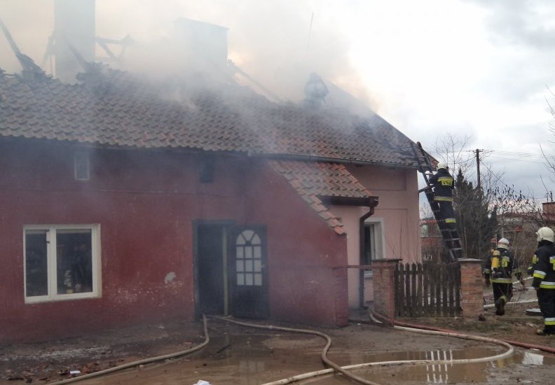 Uciekali z płonącego domu po linie z prześcieradła... Apel o pomoc dla pogorzelców