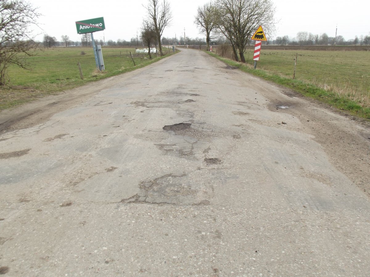 Mieszkańcy Aniołowa domagają się naprawy drogi