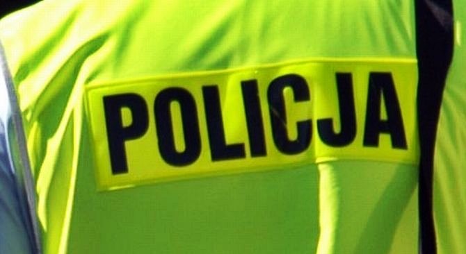 Rzucił butelką w przechodnia... Później go pobił i okradł 