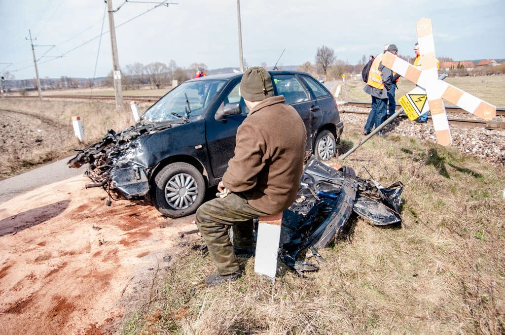 Wypadek na przejeździe kolejowym. Kierowca dostanie mandat? [film]