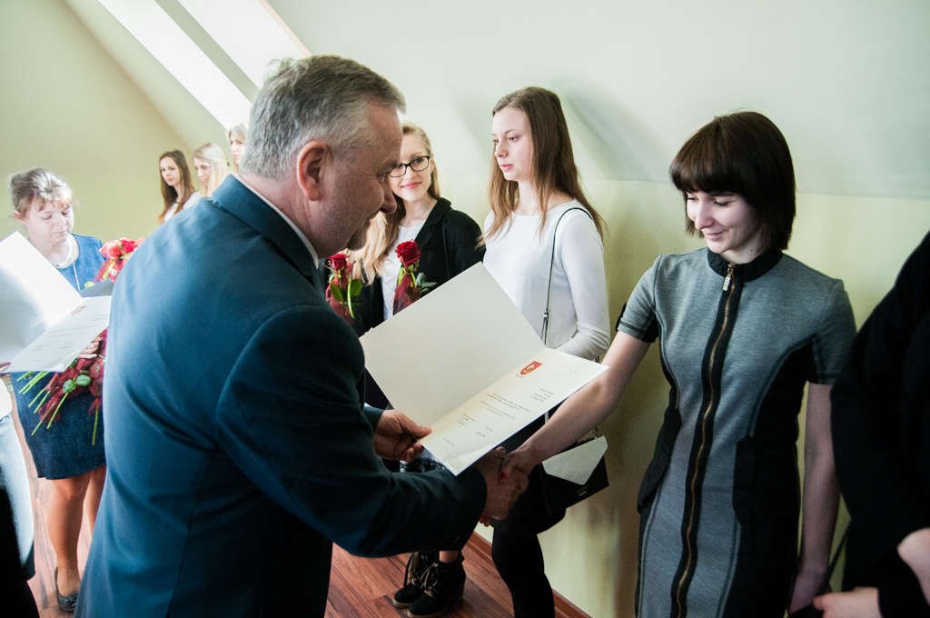 Wyjątkowa młodzież ze stypendiami starosty elbląskiego