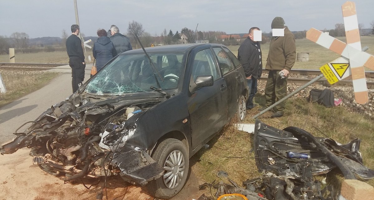 Pociąg uderzył w samochód osobowy w Aniołowie [zdjęcia]