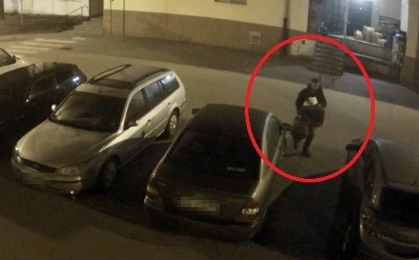 Nagrały go kamery jak włamywał się do samochodu. Pomóż policji ustalić tożsamość sprawcy!
