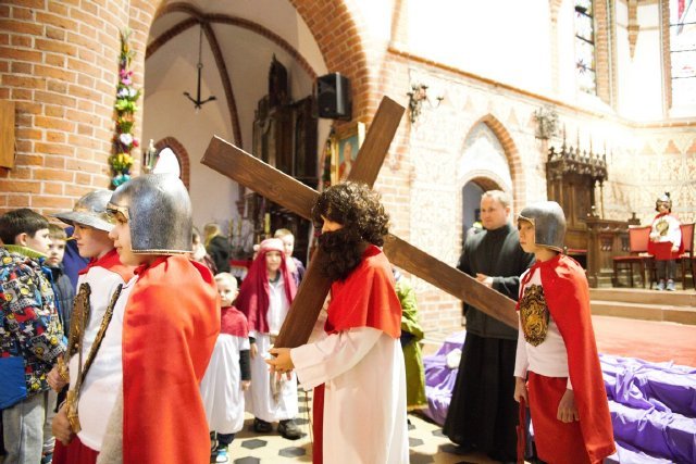 Dzieci i młodzież w inscenizacji Drogi Krzyżowej