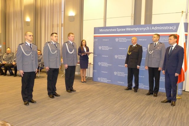 Wyprowadzili ludzi z płonącego budynku. Krzyże Zasługi dla trzech policjantów z Elbląga