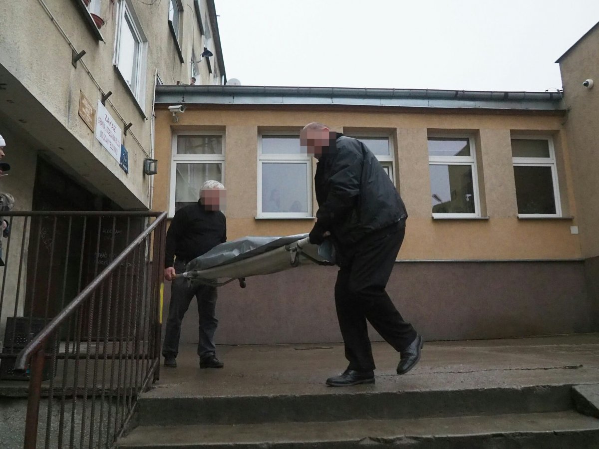 Zwłoki 64-latki w mieszkaniu na Jaśminowej. Ktoś podciął jej gardło. Policja schwytała wnuczka