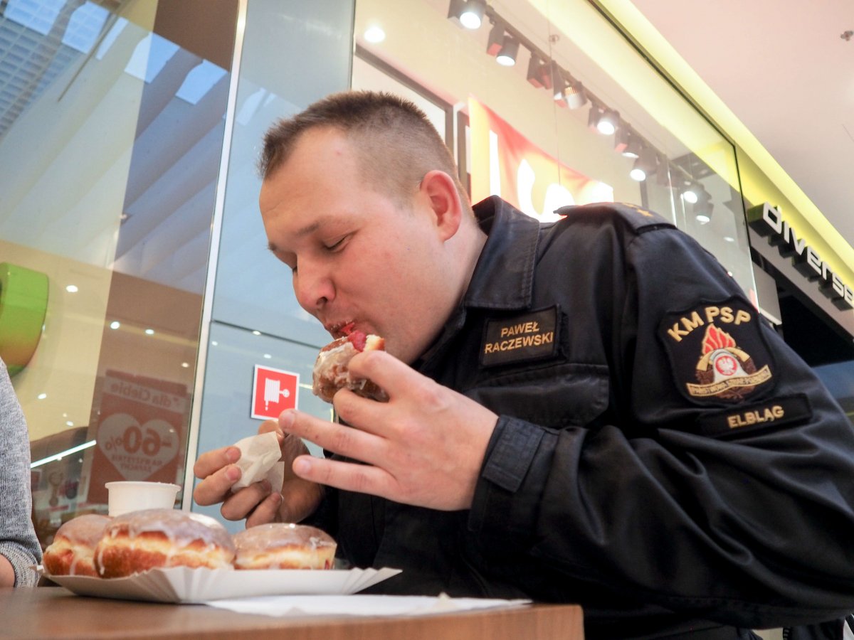 Mistrzostwa Elbląga w jedzeniu pączków. Słodka rywalizacja! [zdjęcia]