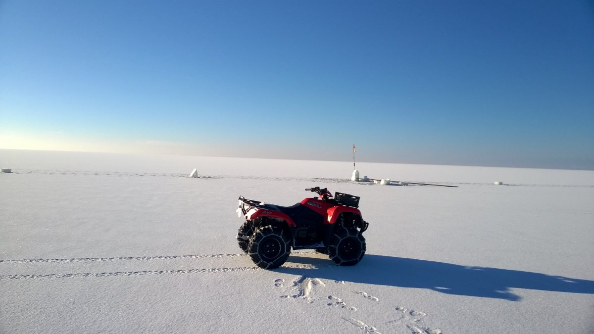 Po raz pierwszy od lat rybacy mogą na Zalewie Wiślanym łowić pod lodem