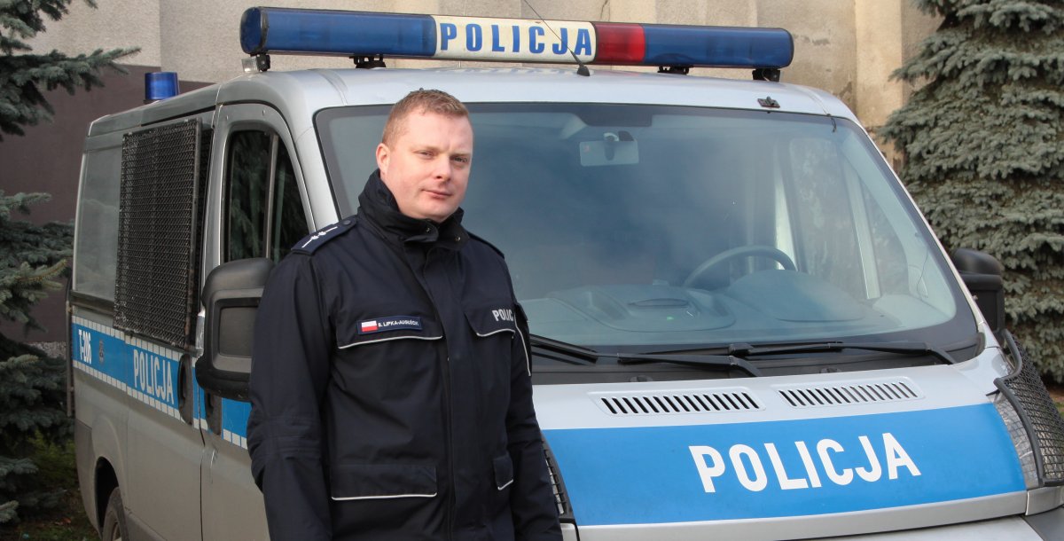 Bohaterski policjant. Dwukrotnie ratował ludzi z płonących domów