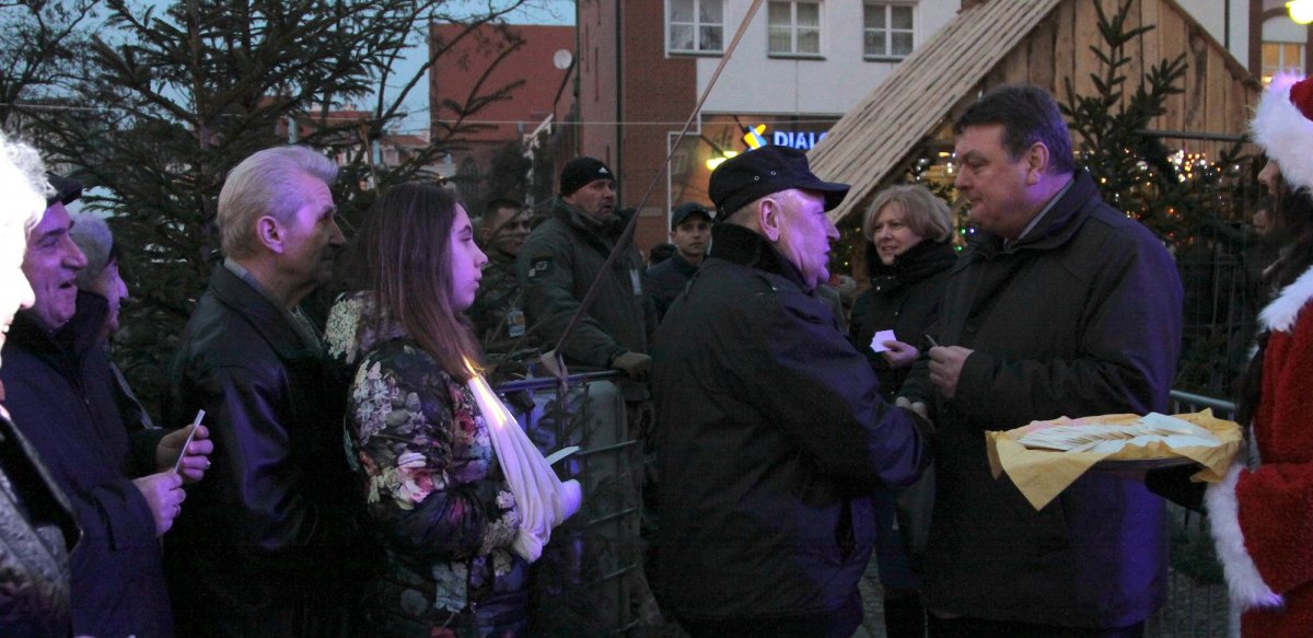 Wspólna wigilia elblążan na starówce. Życzenia prezydenta miasta i biskupa. Film!