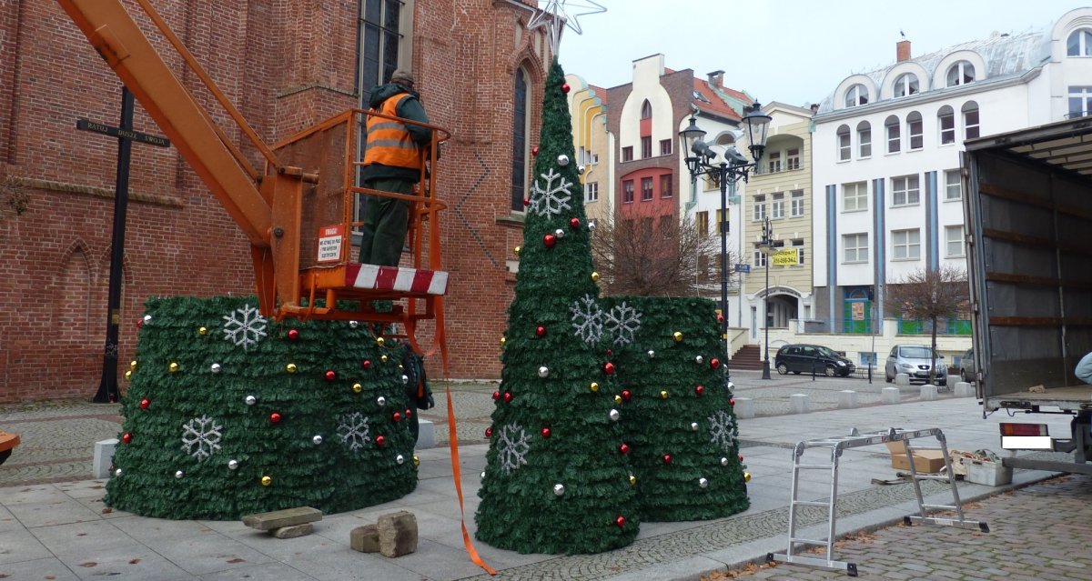 Choinka wróciła na Stare Miasto na miesiąc przed świętami. Zdjęcia z montażu! 