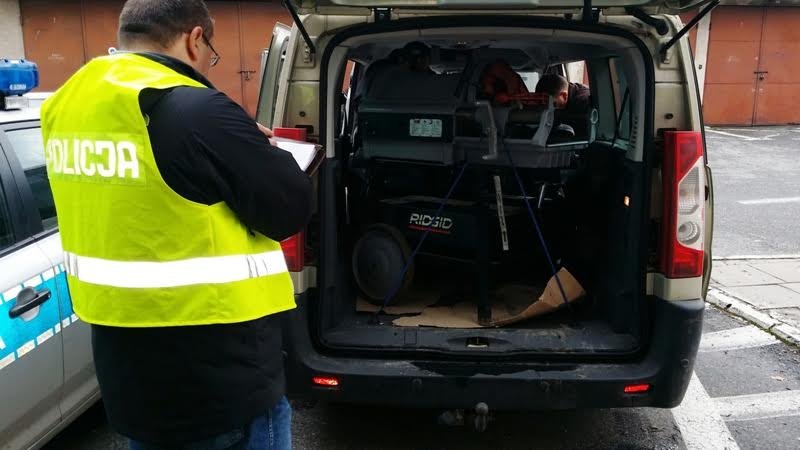 Ukradli maszynę z budowy centrum handlowego. Wpadli po roku, gdy wystawili ją na sprzedaż. Film!