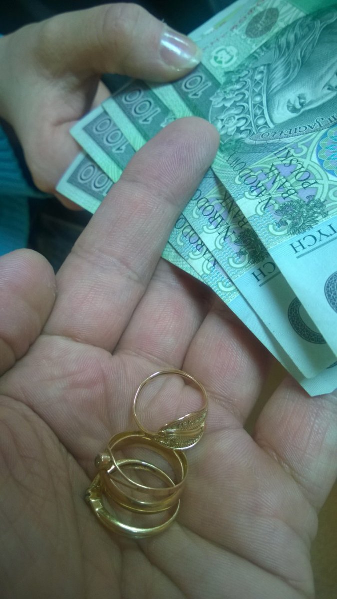 Prosił o pomoc... Uwierzył oszustowi i dał mu 400 zł za biżuterię z tombaku 
