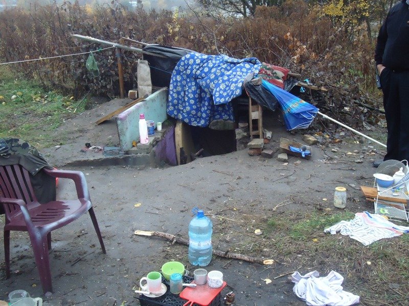 Tak żyją bezdomni. Strażnicy miejscy odkryli ziemiankę na Modrzewinie