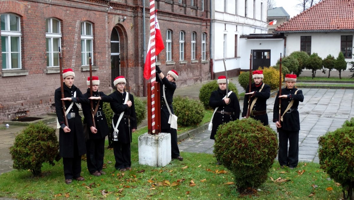 Żuawi Śmierci podnieśli flagę, a w szkole powstały 