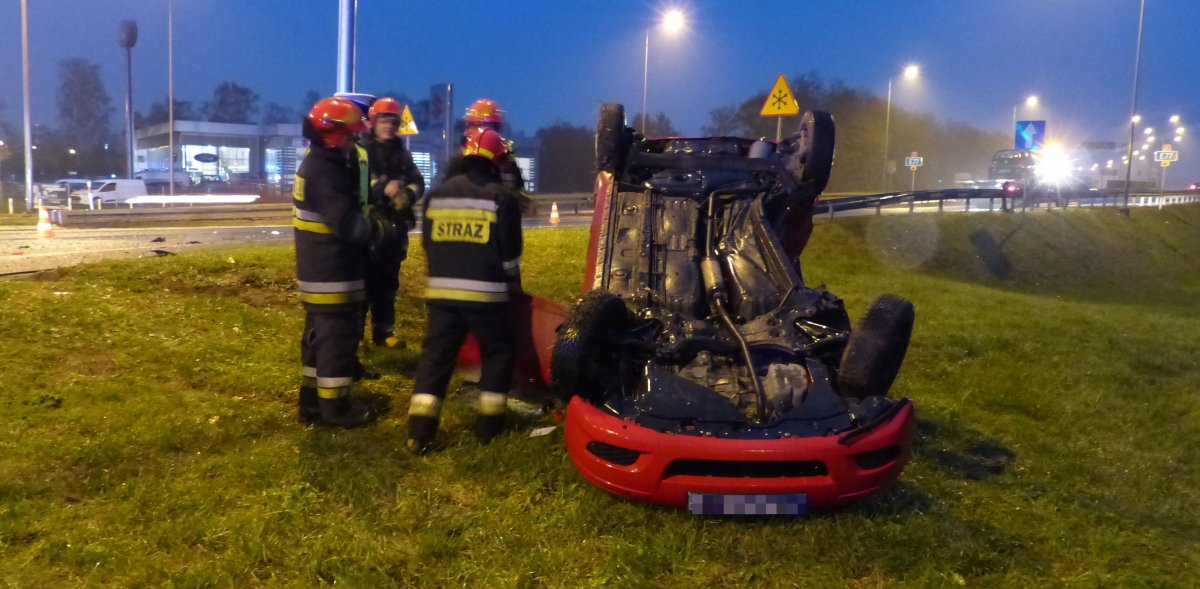 Wypadek na obwodnicy Elbląga. Auto wypadło z drogi i dachowało, kobieta w szpitalu. Film
