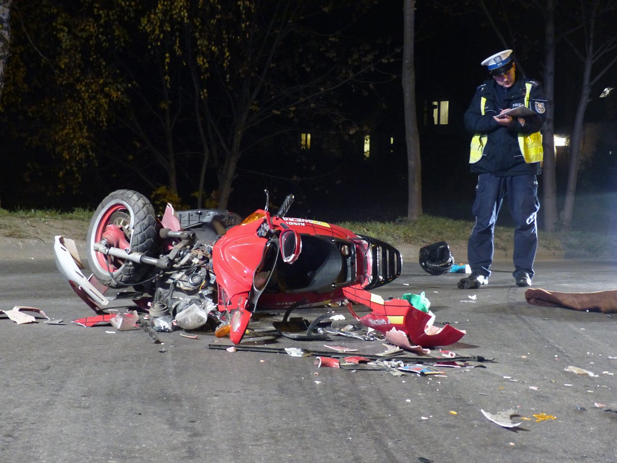 Wypadek na Grunwaldzkiej. Skuter zderzył się z audi. Jednoślad zniszczony, jego kierowca w szpitalu