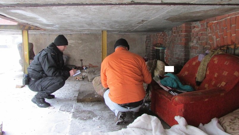 Miejsce pod rampą stało się dla nich domem... Nie chcieli pomocy