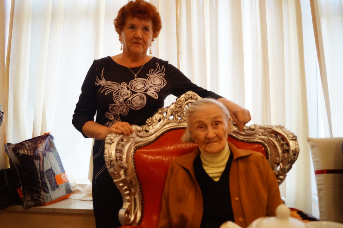 Setne urodziny pani Stefanii. Tort, życzenia i prezenty