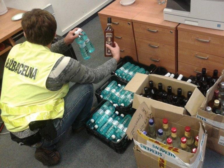 Zostawili mu tylko... litr. Rosyjski alkohol ukrywał w garażu i na strychu