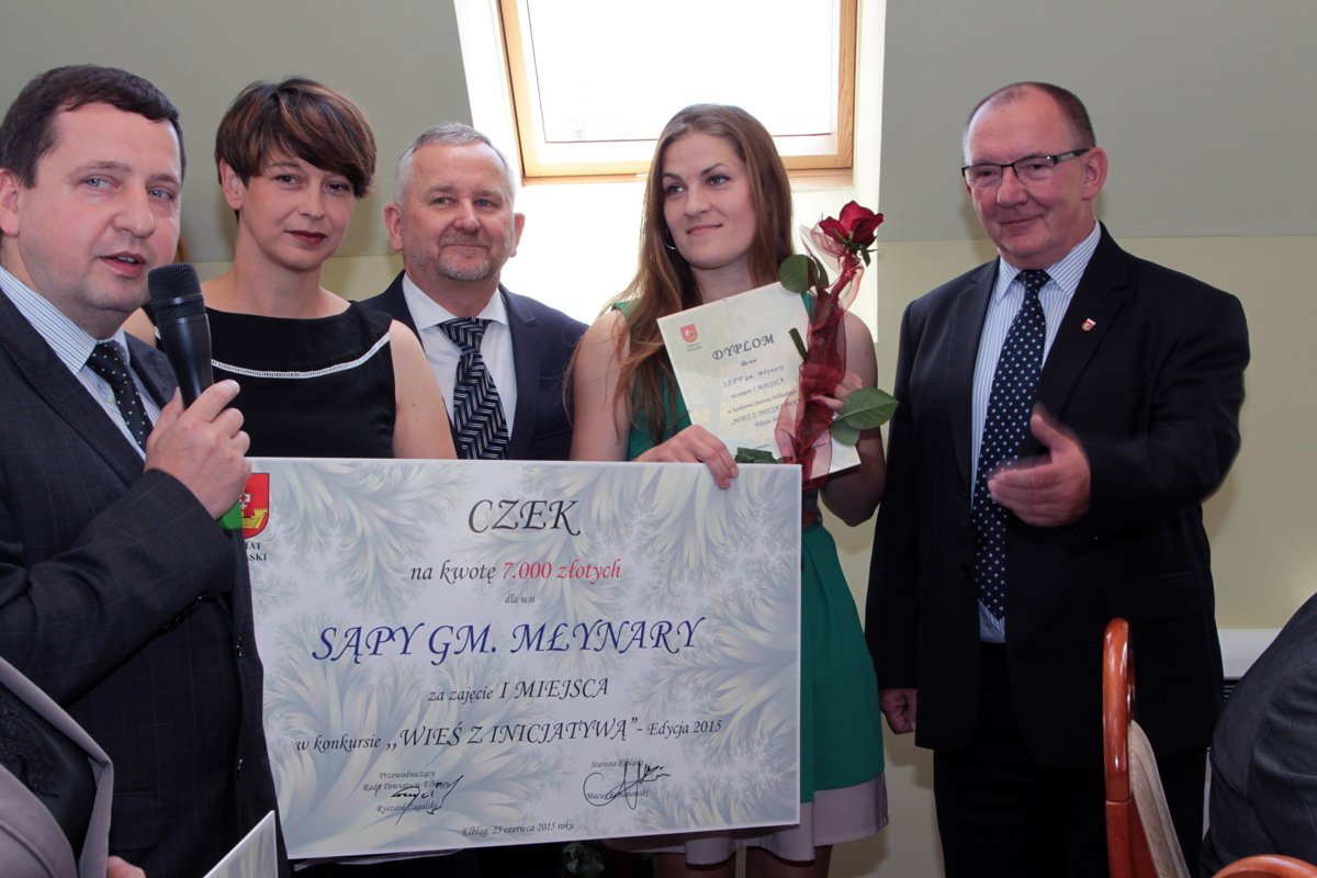 Rzeźba Baby wita w Sąpach nadjeżdżających kierowców 