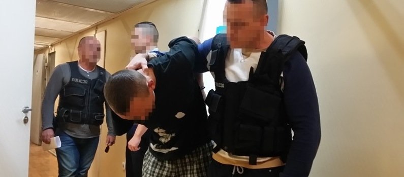 Brutalnie pobił śpiącego, pijanego mężczyznę. 17-latek aresztowany, ofiara ze zmiażdżoną twarzą w ciężkim stanie