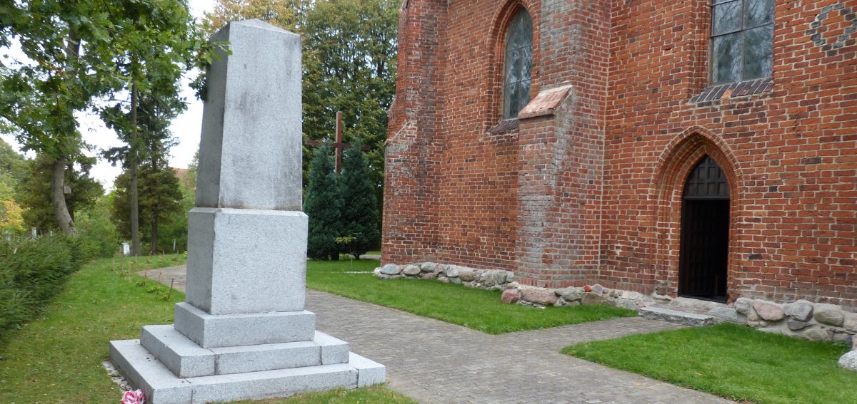 Pomnik poległych żołnierzy po pół wieku wrócił na swoje miejsce