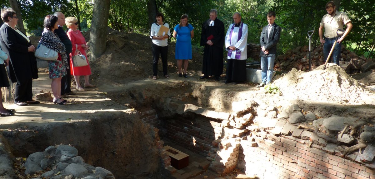 Pochówek na cmentarzu sprzed 400 lat. Szczątki odnalezione w śmieciach spoczęły ponownie w ziemi