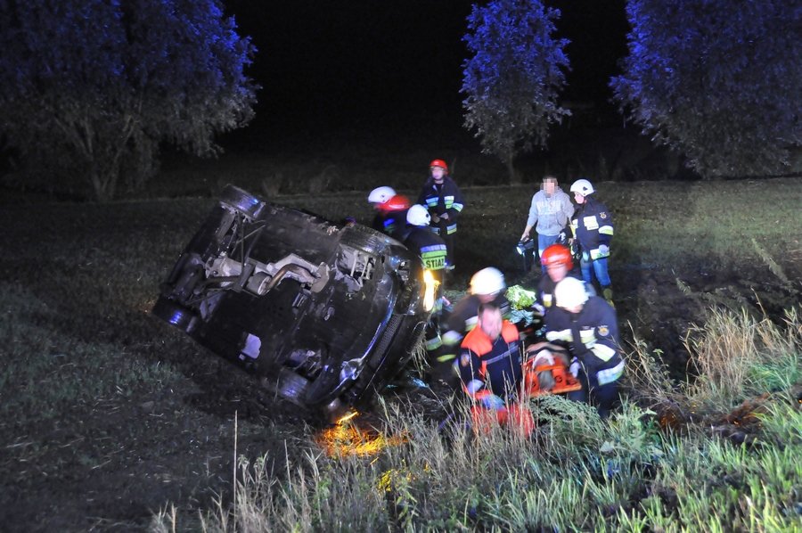 Auto wypadło z drogi i dachowało. W środku trzy pijane osoby