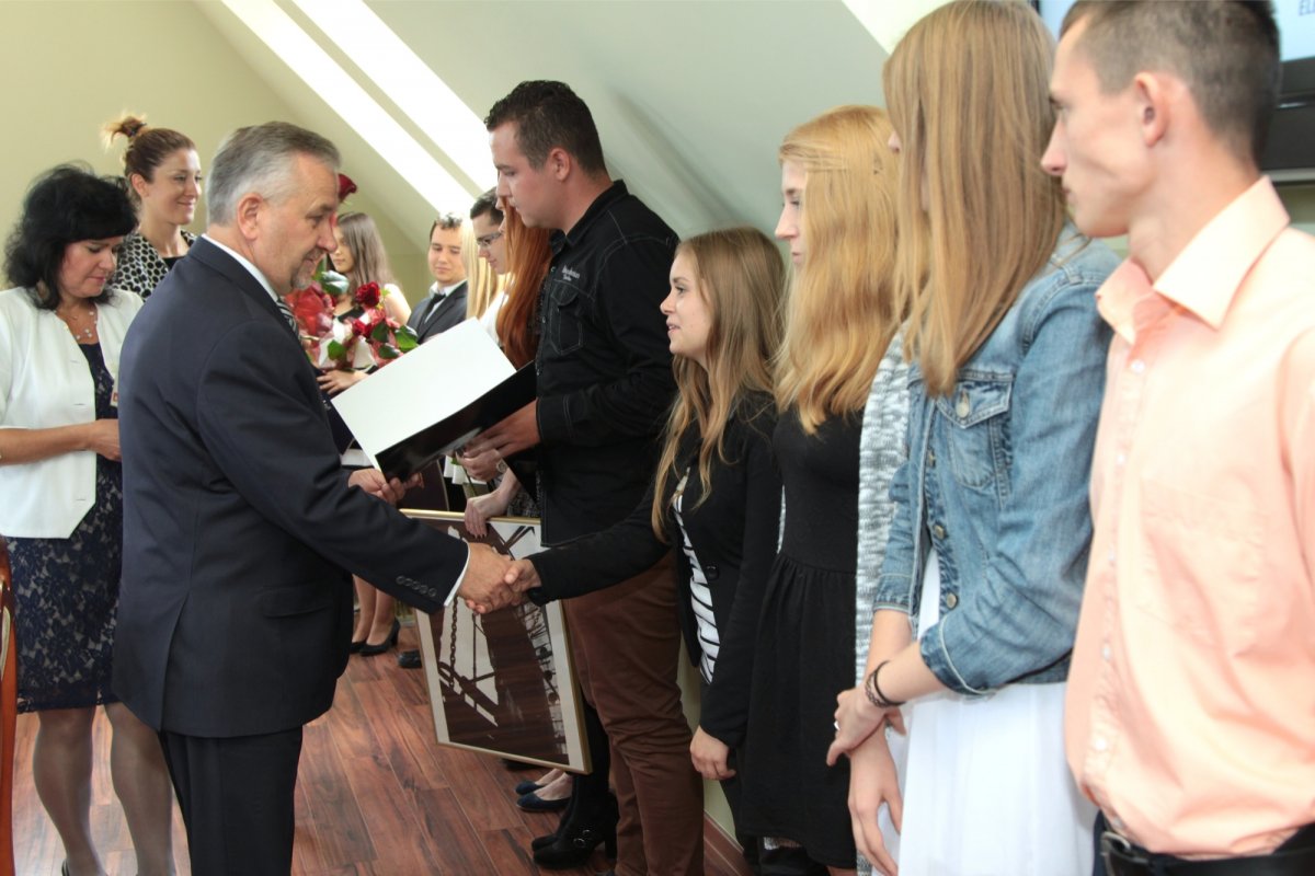 Młodzi zdolni uczniowie otrzymali stypendia starosty elbląskiego