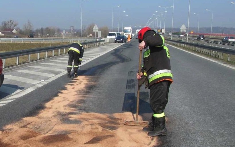 Zablokowana ekspresówka pod Elblągiem, kierowca uciekł, trzy osoby w szpitalu