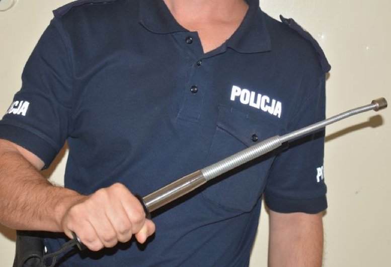 Awantura na plaży. 17-latek zaatakował policjanta pałką teleskopową