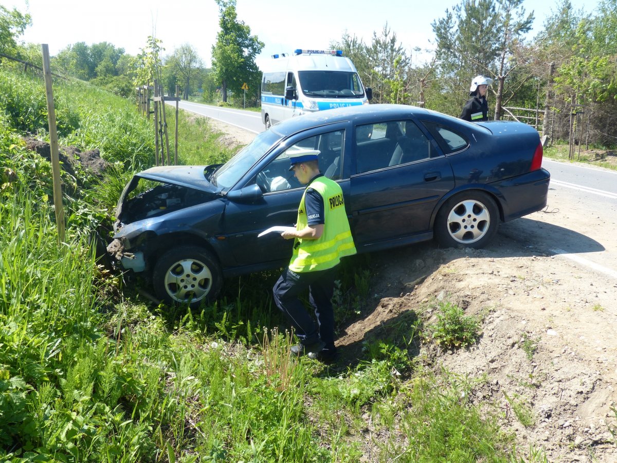 Uderzył w skarpę, trafił do szpitala. Wypadek na drodze 503 pod Tolkmickiem