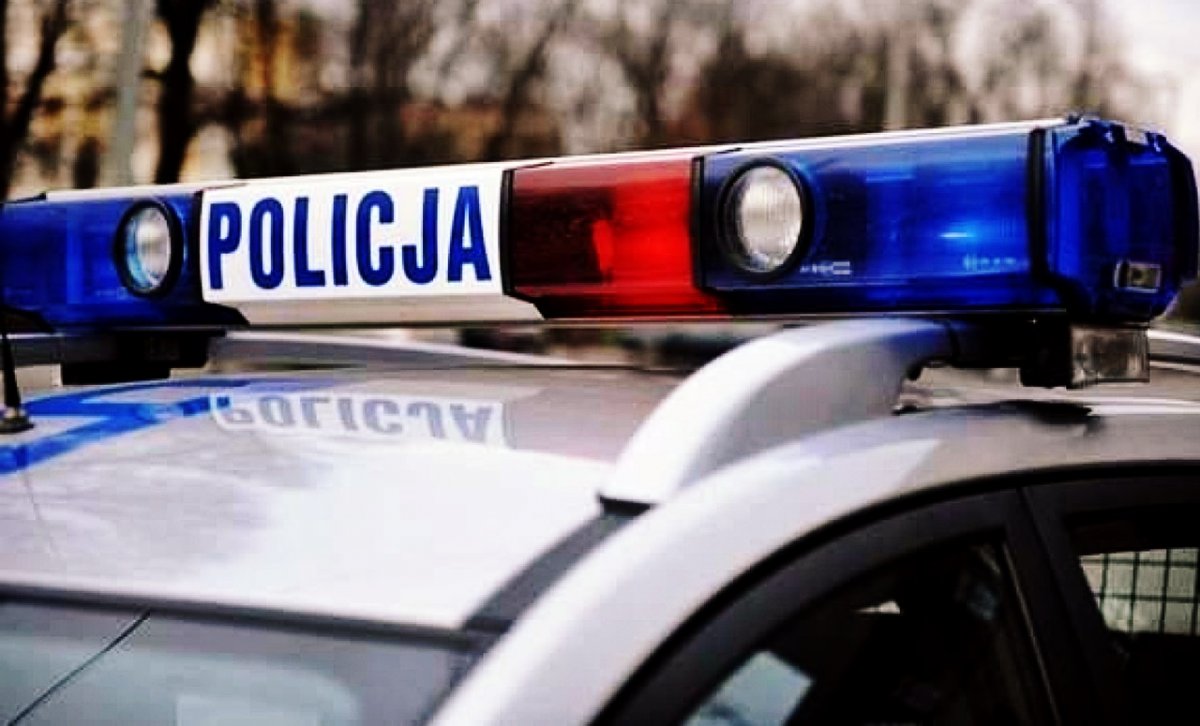 Kierowca mazdy uderzył w drzewo, auto stanęło w ogniu. Cztery osoby w szpitalu