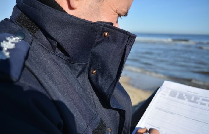 Znaleźli ciało kobiety na plaży w Jantarze. Policja ustala jej tożsamość i prosi o pomoc
