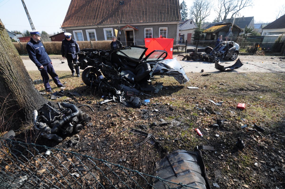 Samochód rozbił się na drzewie. Zginął młody mężczyzna